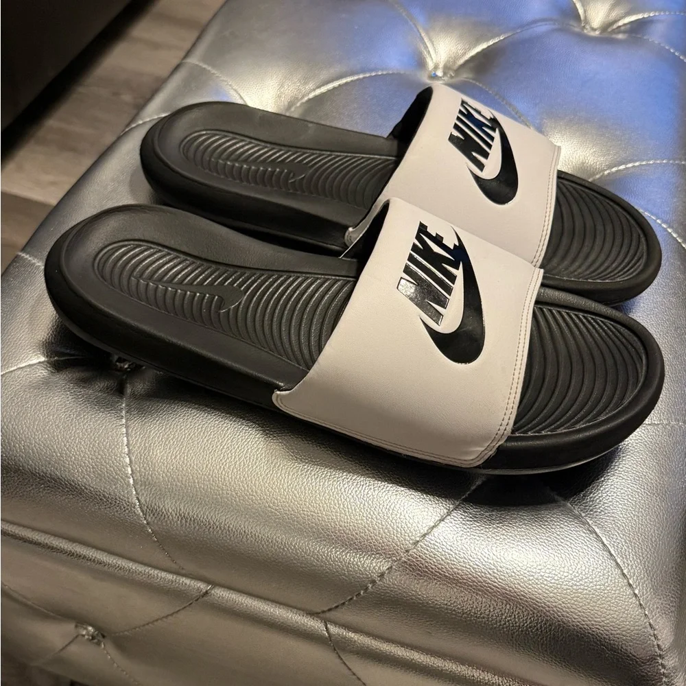 Nike Black and White Slides - Picture 1 of 4